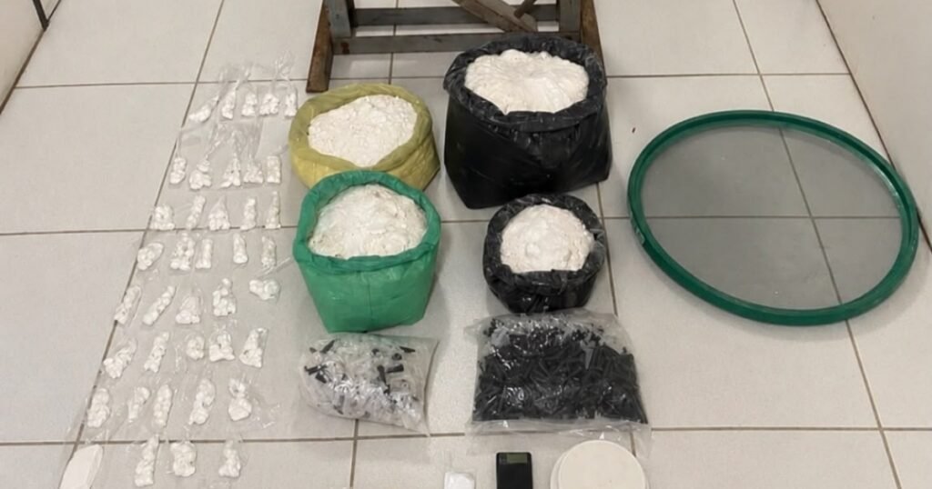 PM desarticula laboratório de drogas em conjunto habitacional de Feira de Santana