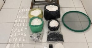 PM desarticula laboratório de drogas em conjunto habitacional de Feira de Santana