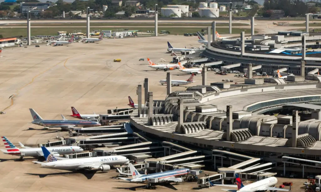 Peça de drone é localizada em aeronave que pousou no Rio
