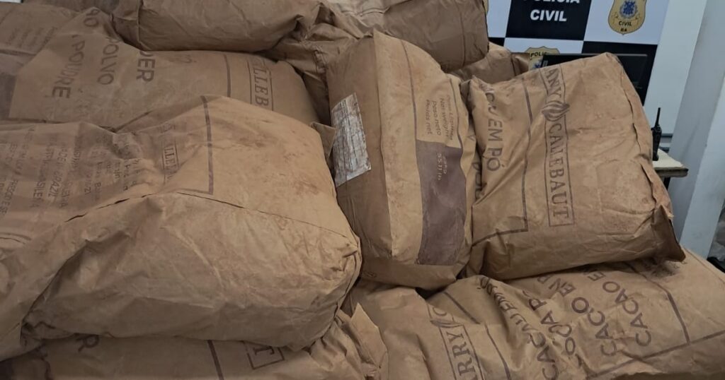 Polícia Civil recupera mais de 2,8 toneladas de pó de cacau subtraídas de caminhão envolvido em acidente de trânsito