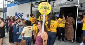 Professores da rede municipal de Feira de Santana iniciam paralisação de 48 horas