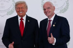 Trump chama árbitro brasileiro de 'suspeito' e admite ter pedido revisão de cartão vermelho a Infantino