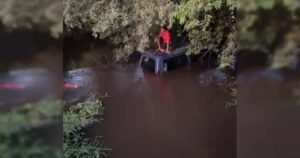 Van escolar com estudantes cai em rio após falha nos freios em trecho do Recôncavo baiano