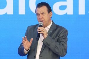 Votação do fim da escala 6x1 deve ficar para depois das eleições, admite ministro do Trabalho