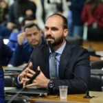 Eduardo Bolsonaro retira...