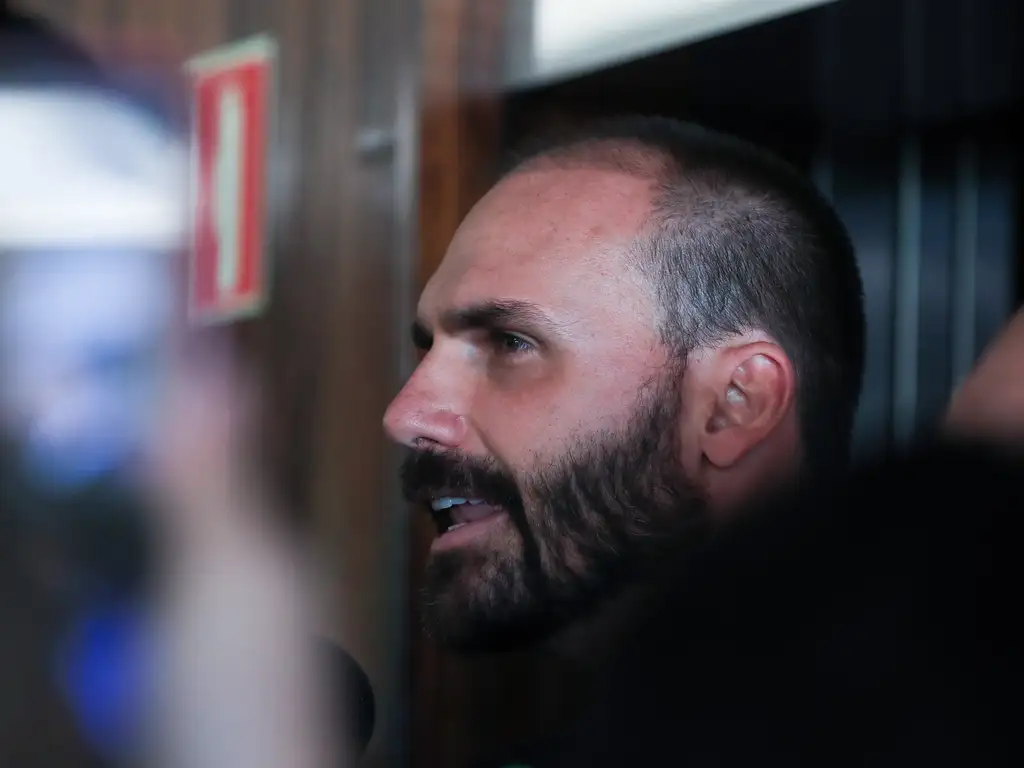 Eduardo Bolsonaro retira candidatura a suplente no Senado por São Paulo
