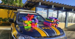 PRF intercepta ônibus de turismo com quase 50 quilos de maconha em Feira de Santana