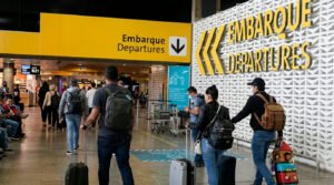 Troca de tiros entre Polícia Federal e suspeitos marca tarde no Aeroporto de Guarulhos