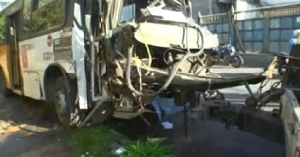 Acidente com micro-ônibus na Avenida Gal Costa causa lentidão no trânsito