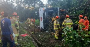 Acidente com ônibus de turismo na Br-040 deixa ao menos dez mortos em Petrópolis