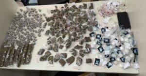 Apreensão de drogas em Pernambués resulta em prisão após perseguição policial