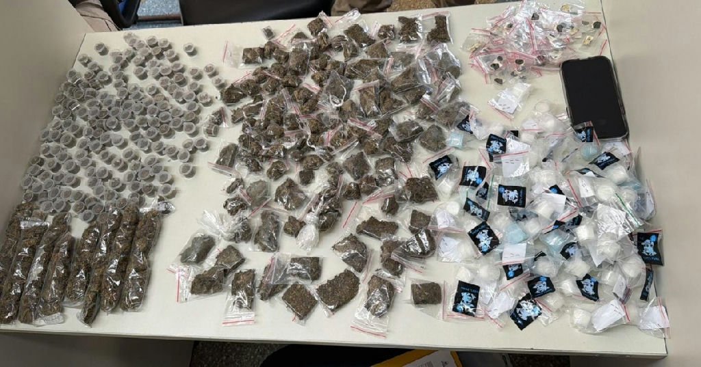 Apreensão de drogas em Pernambués resulta em prisão após perseguição policial