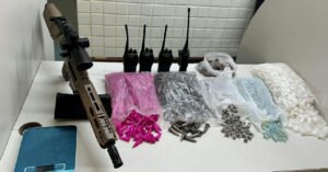 Apreensão de fuzil e drogas em Salvador após perseguição policial