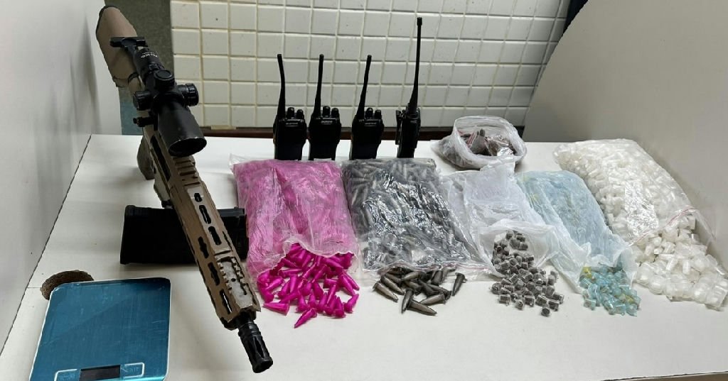 Apreensão de fuzil e drogas em Salvador após perseguição policial