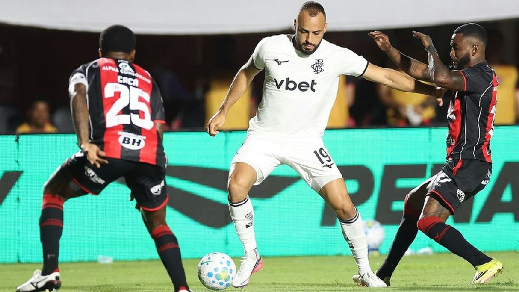 Arthur Cabral recebe primeiro cartão vermelho da Lei Vini Jr no Brasileirão