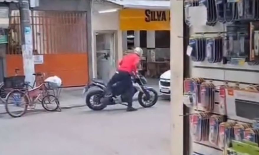 Assalto termina em prisão após criminoso perder chave de moto em Duque de Caxias