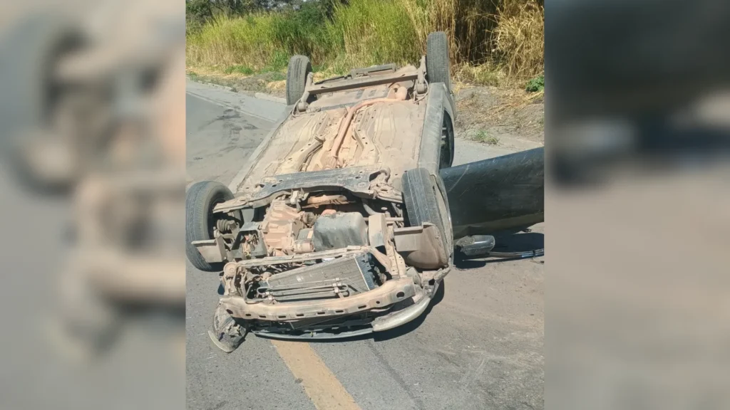 Bebê de 33 dias é arremessada de carro durante capotamento em Minas Gerais