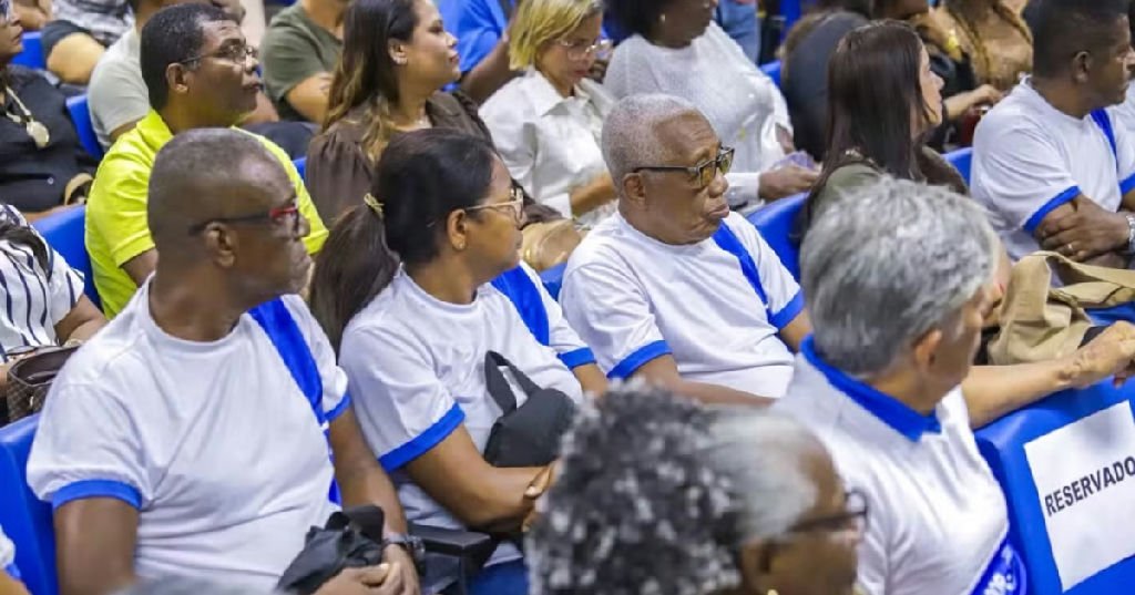 Bolsa presença de R$ 100 beneficia 10 mil alunos do EJA em Salvador
