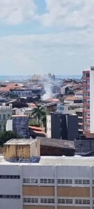 Bombeiros combatem fogo em casarão de quatro andares no Pelourinho neste domingo