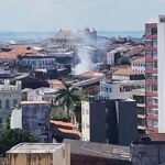 Bombeiros combatem fogo...