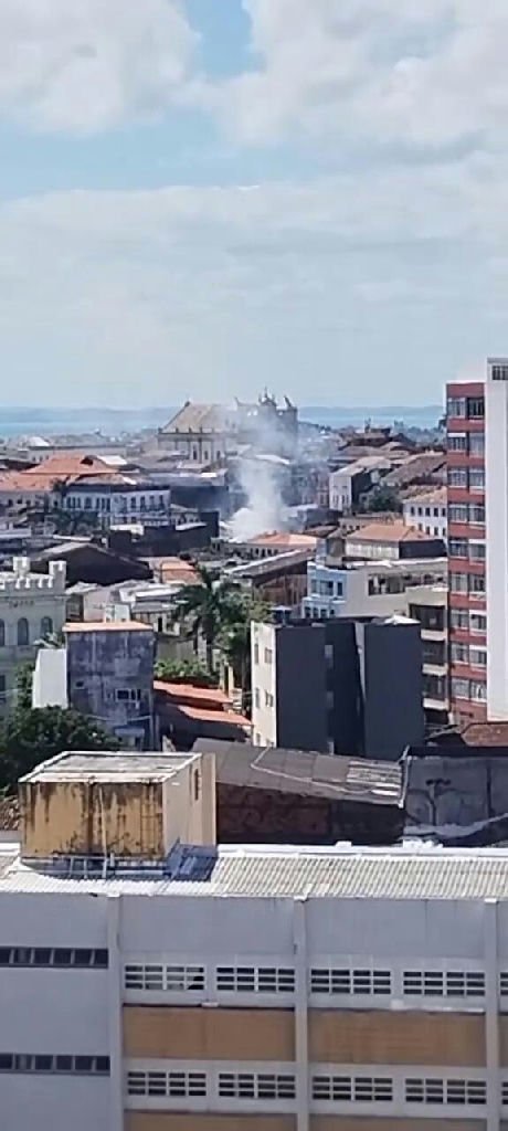 Bombeiros combatem fogo em casarão de quatro andares no Pelourinho neste domingo