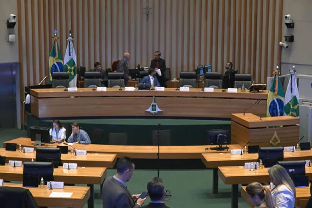 Câmara Legislativa do DF encerra sessão em 18 minutos com apenas sete deputados presentes