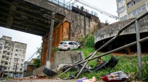 Carro despenca de viaduto em Salvador e mobiliza equipes de trânsito