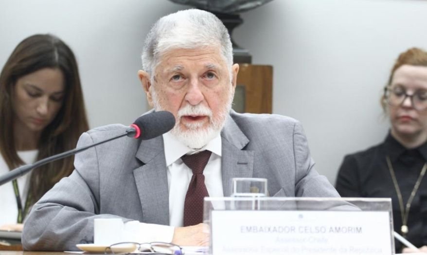Celso Amorim critica servilidade do Brasil e aponta pressão política dos Estados Unidos