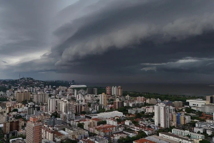 Ciclone extratropical avança sobre o Sul do Brasil com ventos fortes e tempestades