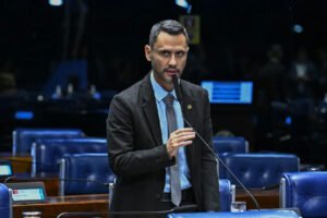 Cleitinho Azevedo pede novamente candidatura ao governo de Minas Gerais