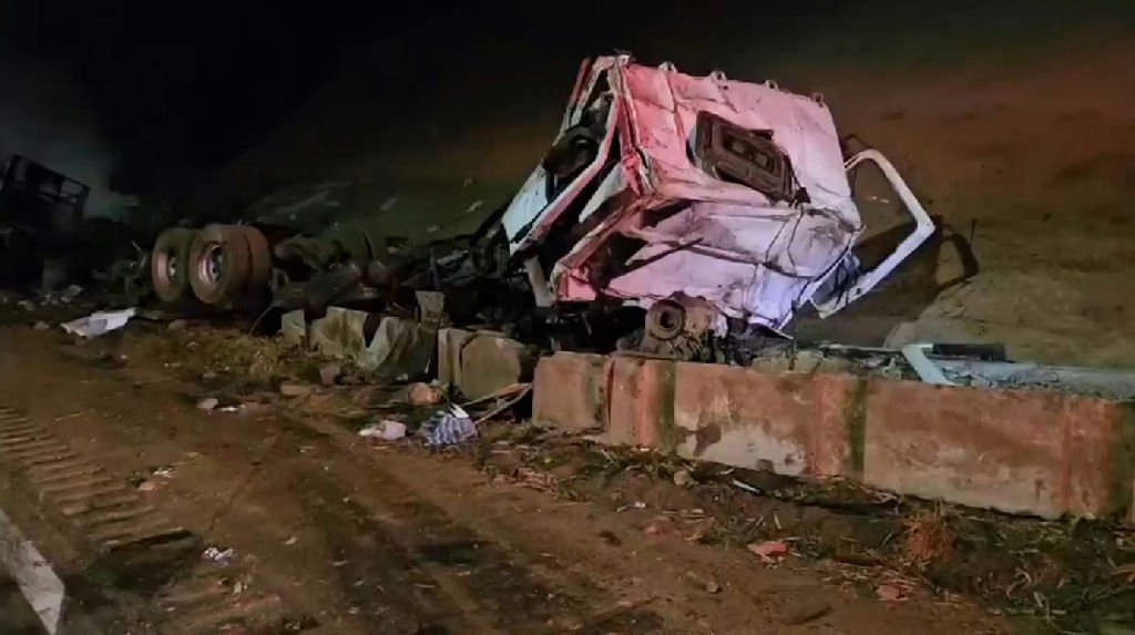 Colisão entre carretas deixa dois mortos na rodovia Fernão Dias em Brumadinho