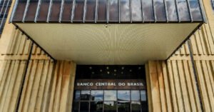Copom se reúne para definir novos rumos da taxa de juros nesta terça-feira