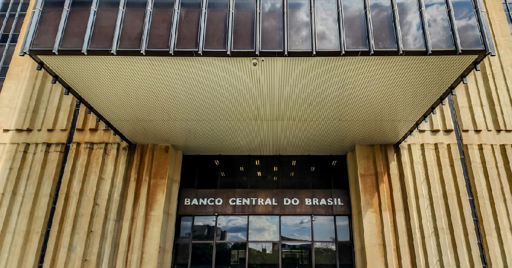 Copom se reúne para definir novos rumos da taxa de juros nesta terça-feira