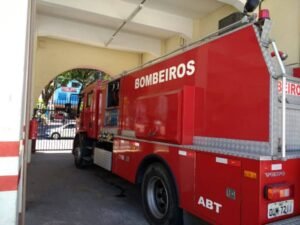 Corpo de Bombeiros resgata idoso soterrado após desabamento de laje em Salvador