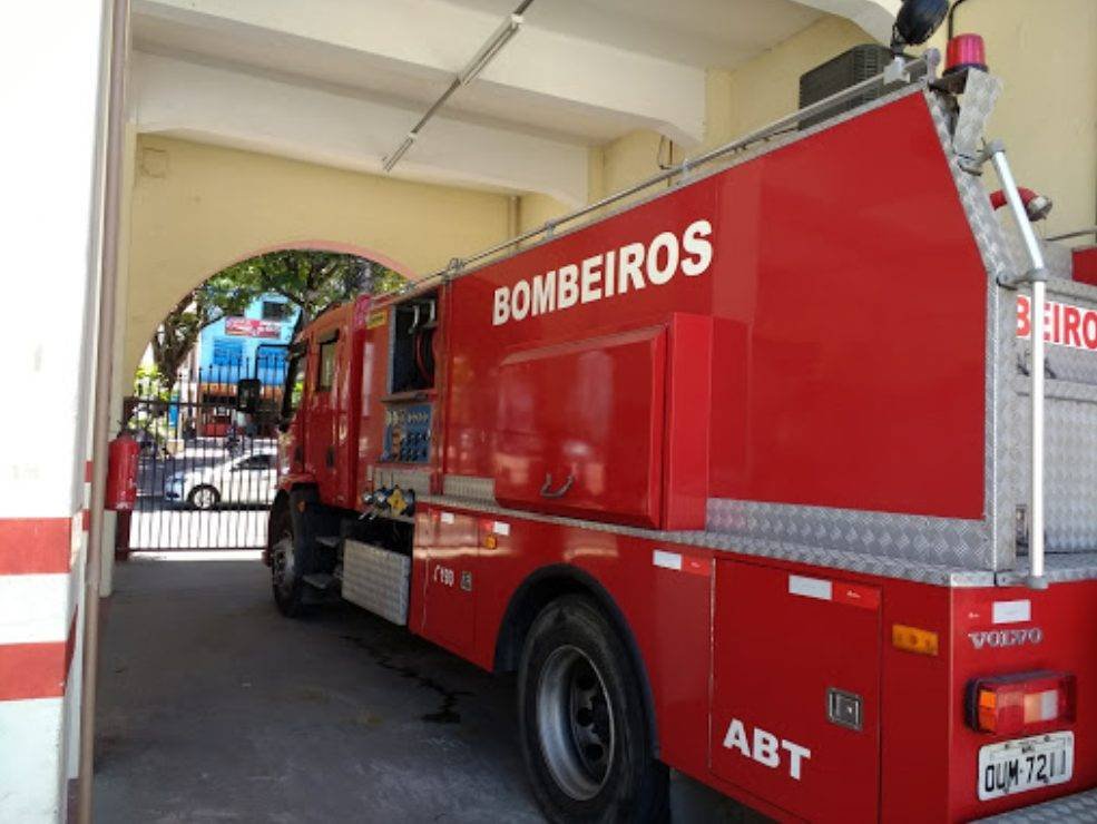 Corpo de Bombeiros resgata idoso soterrado após desabamento de laje em Salvador
