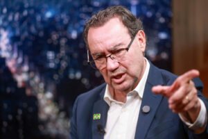 Crescimento de Augusto Cury no Instagram gera questionamentos entre adversários políticos