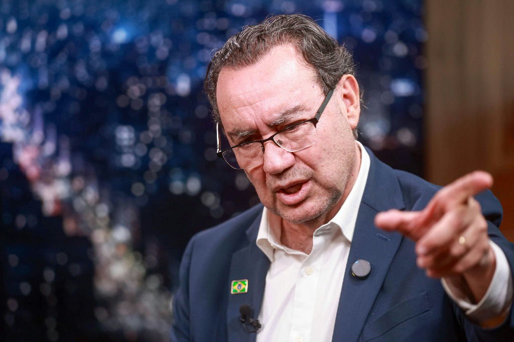 Crescimento de Augusto Cury no Instagram gera questionamentos entre adversários políticos