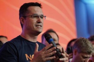 Deltan Dallagnol e Alexandre Curi travam disputa por slogan no Paraná