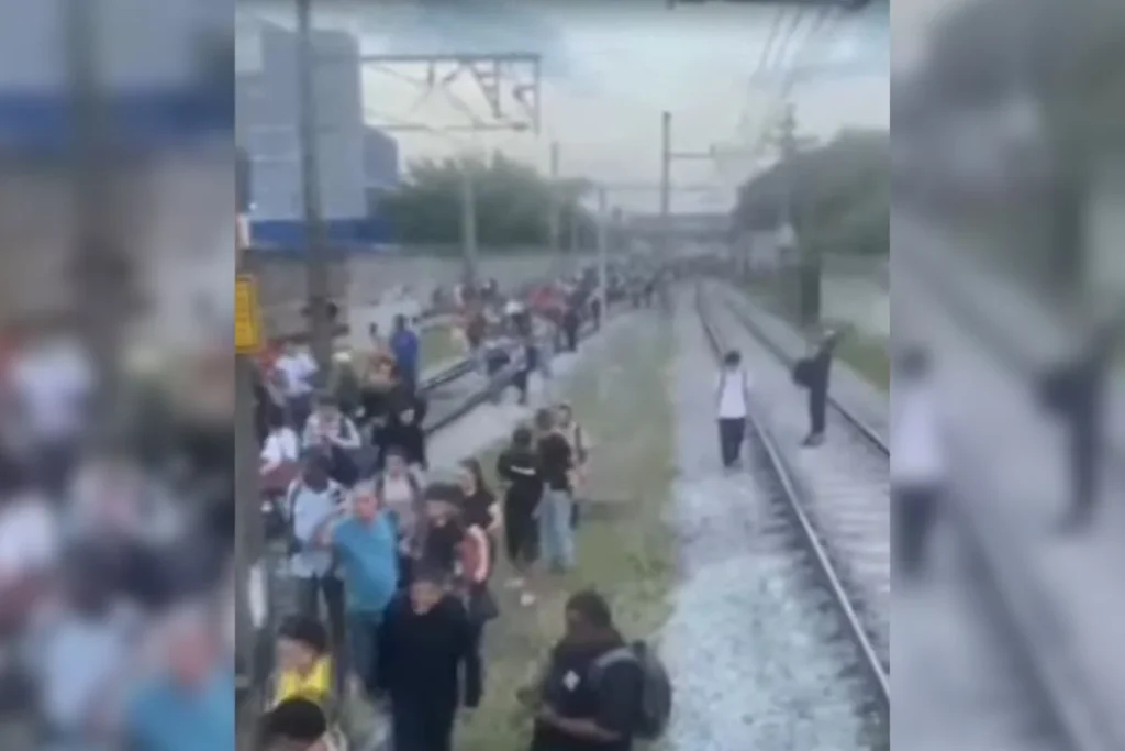 Dois descarrilamentos na Linha 8-Diamante em 24 horas forçam passageiros a caminhar pelos trilhos