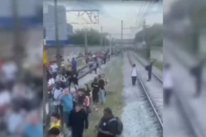Dois descarrilamentos na Linha 8-Diamante em 24 horas forçam passageiros a caminhar pelos trilhos