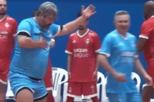 Douglas provoca Internacional com dancinha após gol em jogo festivo