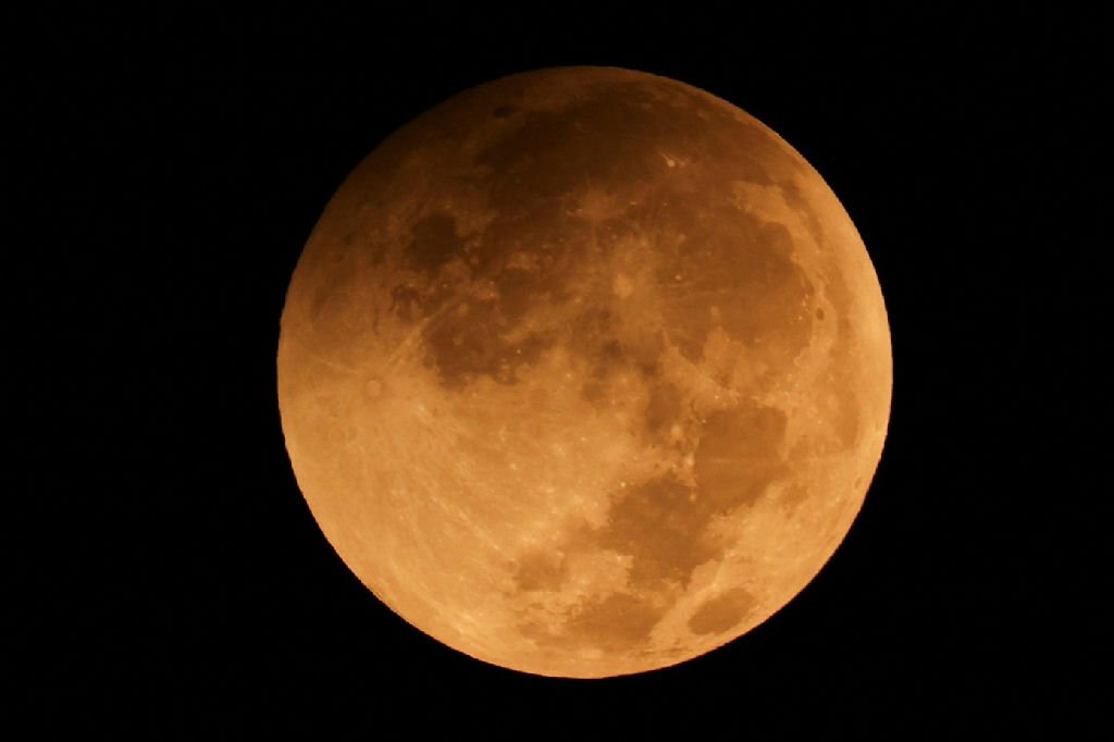 Eclipse lunar parcial encanta observadores ao redor do planeta
