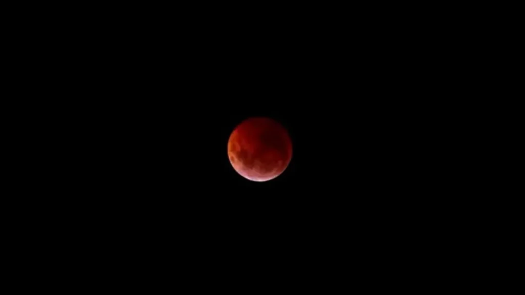 Eclipse lunar parcial ilumina o céu brasileiro nesta quinta-feira