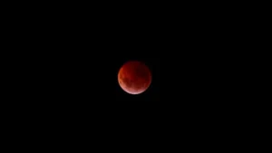 Eclipse lunar parcial ilumina o céu brasileiro nesta quinta-feira