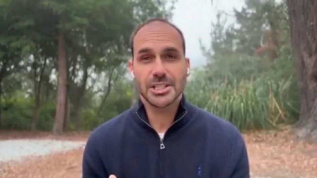 Eduardo Bolsonaro ainda figura como escrivão da PF após recomendação de expulsão
