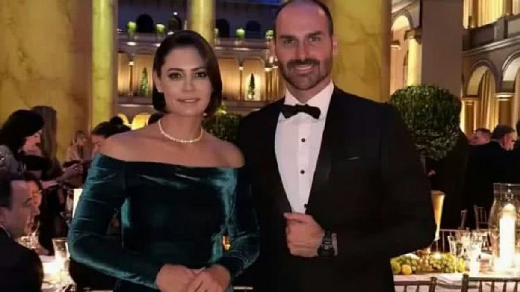 Eduardo Bolsonaro compartilha críticas a Michelle e reacende tensões políticas