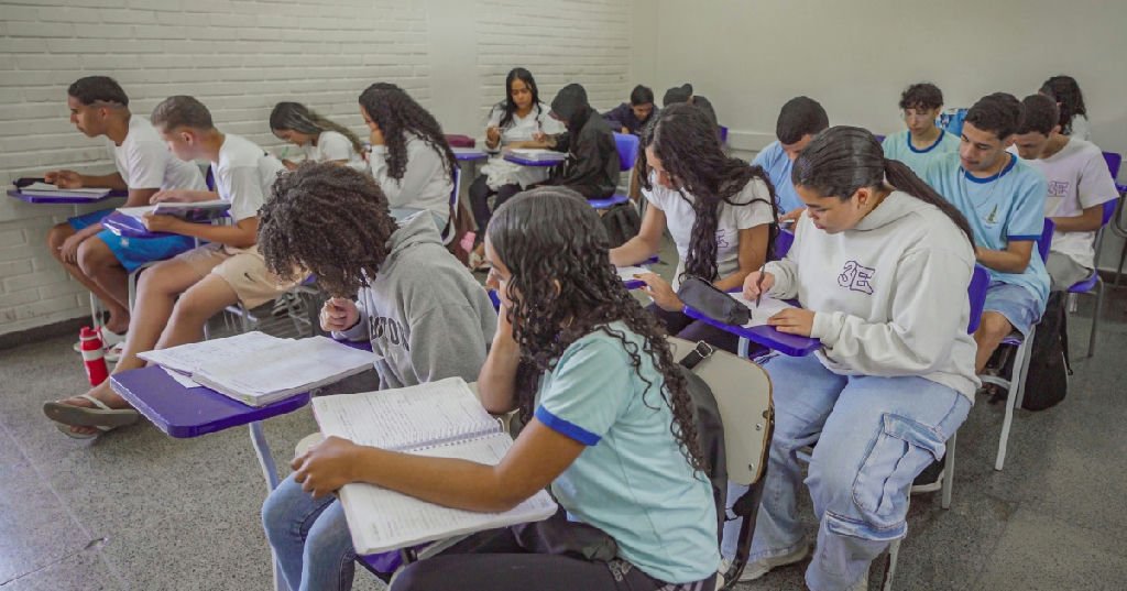Encceja 2026 aplica provas neste domingo para jovens e adultos em todo o Brasil