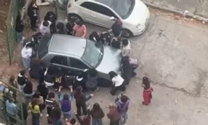 Estudantes da Unesp removem carro no braço para liberar ônibus na Barra Funda
