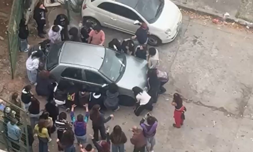 Estudantes da Unesp removem carro no braço para liberar ônibus na Barra Funda