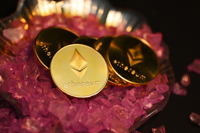 Ethereum mantém estabilidade no mercado enquanto investidores monitoram oscilações